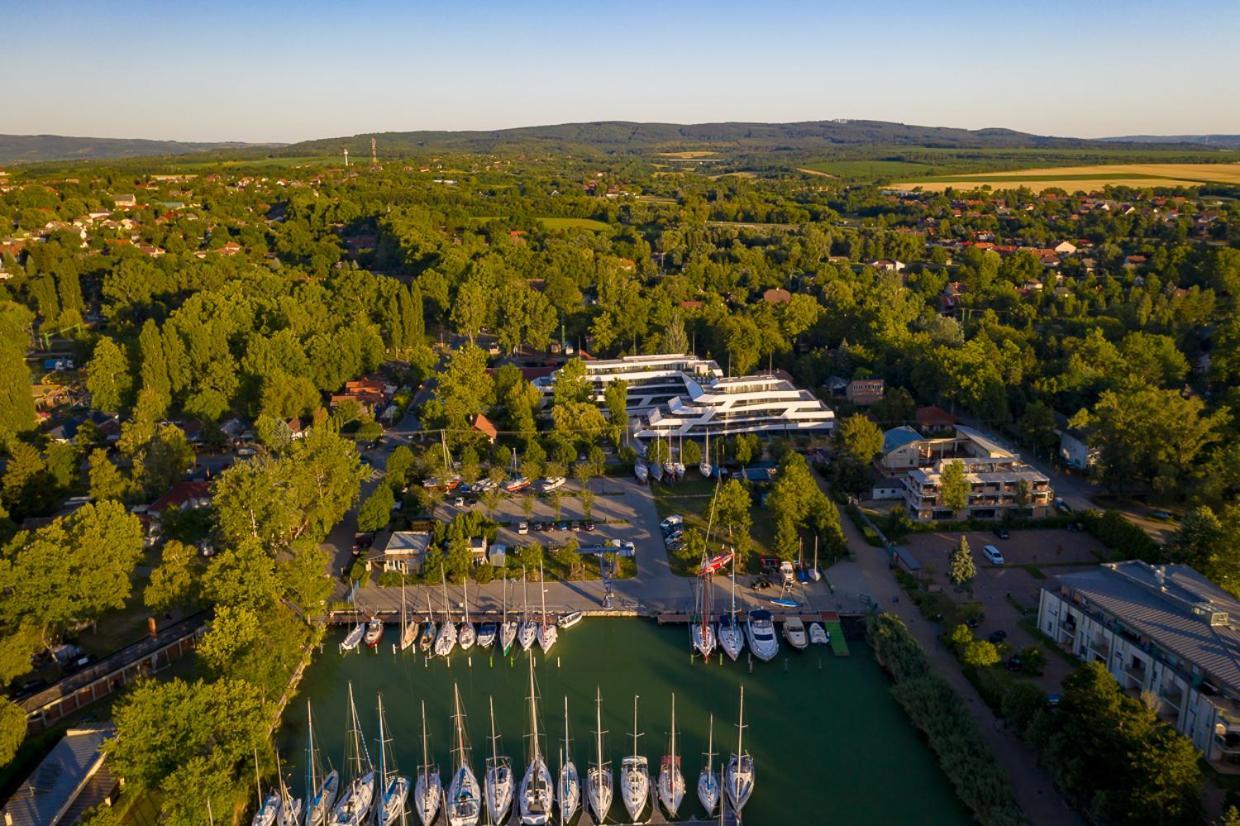 Marina Apartman Hotel Balatonszárszó Extérieur photo